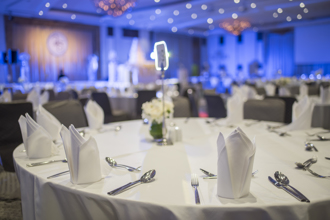 公司尾牙變酒店！正妹員工穿裙「陪客倒酒」 抱大腿還中獎