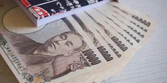 日银按兵不动 股匯两样情