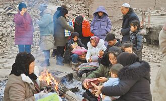 用餐顧客倉皇逃命 災民赤膊逃生