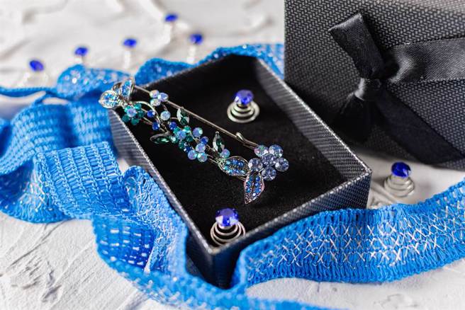 江苏一名女子收到「一串葡萄」聘礼，小时却收到新车，顿时怀疑婆婆偏心。(示意图／shutterstock)