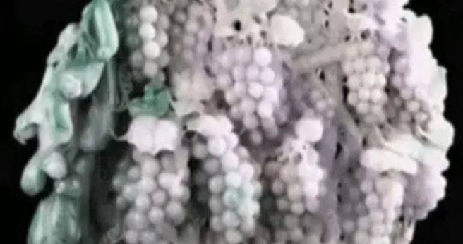 不甘心的彭女，将婆婆送的玉葡萄拿去节目鑑定，得知价值高于小叔家新车后，顿时羞愧逃离现场，从此不再怀疑婆婆。(图／取自微博)