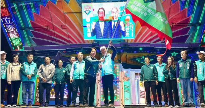 總統參選人賴清德授旗給前草漯里里長陳國周，正式任命他為「桃園信賴之友會觀音分會」會長。（圖／翻攝自陳國周臉書）