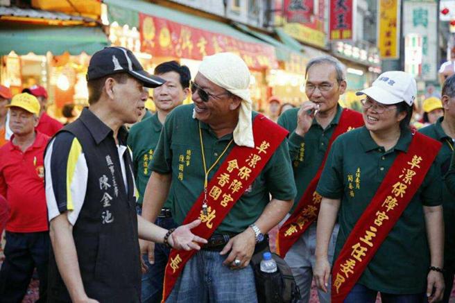 桃園信賴之友會觀音分會會長陳國周擔任草漯保障宮總幹事期間爆發「不樂之捐」事件，雖然他澄清是里民誤會，但仍辭去職務以示負責。（圖／翻攝自陳國周臉書）