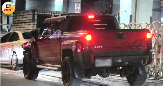 男友Rex的車就停在電視台附近等候。（圖／本刊攝影組）