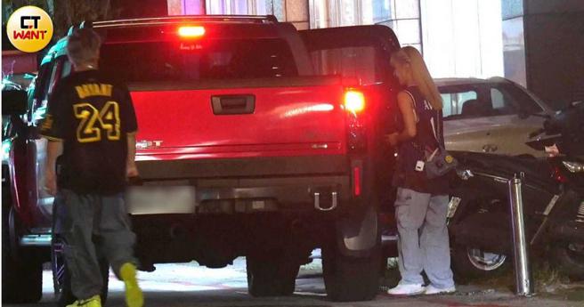 巫苡萱快速上車，看不出兩人有何異狀。（圖／本刊攝影組）