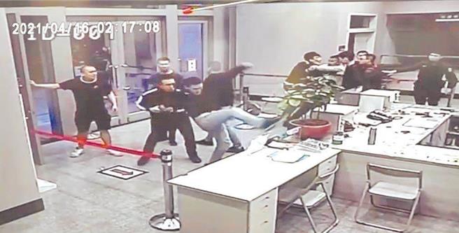 台北市警松山分局黑衣人之乱，黑衣人衝入中崙派出所，黑衣人一度用脚踹向桌子。（本报资料照片，翻摄自台北市警察局提供画面）
