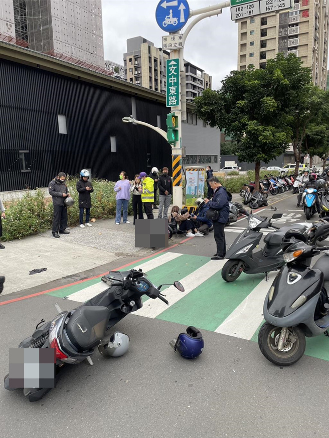 桃園市正光路、文中東路交叉路口20日早上8時許發生連環車禍，疑似白色轎車疑似失控後擦撞8輛機車，現場7名民眾受傷，桃園市消防局趕抵後將3名民眾輕傷送醫。（翻攝照片）