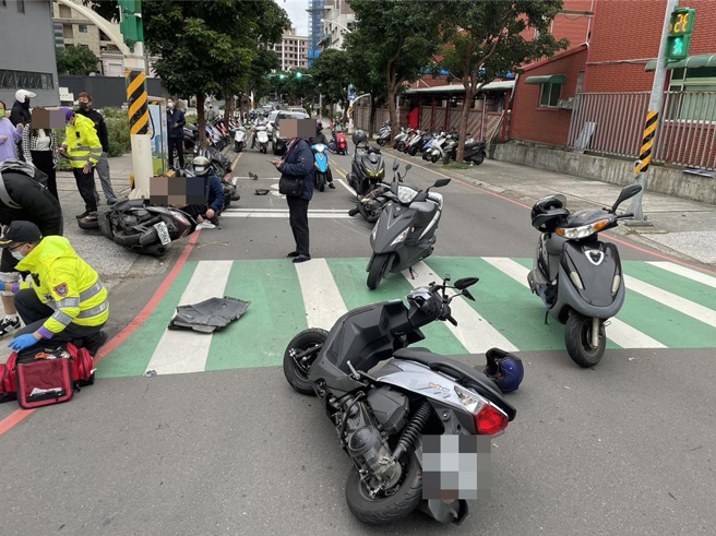 桃園市正光路、文中東路交叉路口20日早上8時許發生連環車禍，疑似白色轎車疑似失控後擦撞8輛機車，現場7名民眾受傷，桃園市消防局趕抵後將3名民眾輕傷送醫。（翻攝照片）