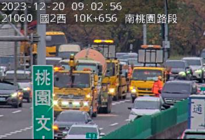 国道2号南桃园交流道「2大货车追撞」！车流大塞5K紫爆。(翻摄高速公路1968)