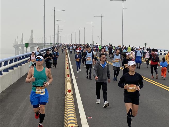 2024金门马拉松即将于1月6日至7日盛大登场，金门县政府邀集相关单位召开第2次筹备会，针对金门大桥赛道加强相关环节的筹备。（于家麒摄）