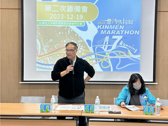 金门县副县长李文良(左)要求加强宣导选手赛道路段及方向及裁判的行前演练，以提升跑友们在赛道上的安全性。（图／金门县政府提供）