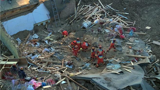 甘肅積石山6.2級地震已致青海海東市131人罹難，逾700人受傷，16人失聯。圖為青海省海東市民和回族土族自治縣中川鄉草灘村海東市消防救援支隊隊員在搜救。（翻攝自大陸央視）