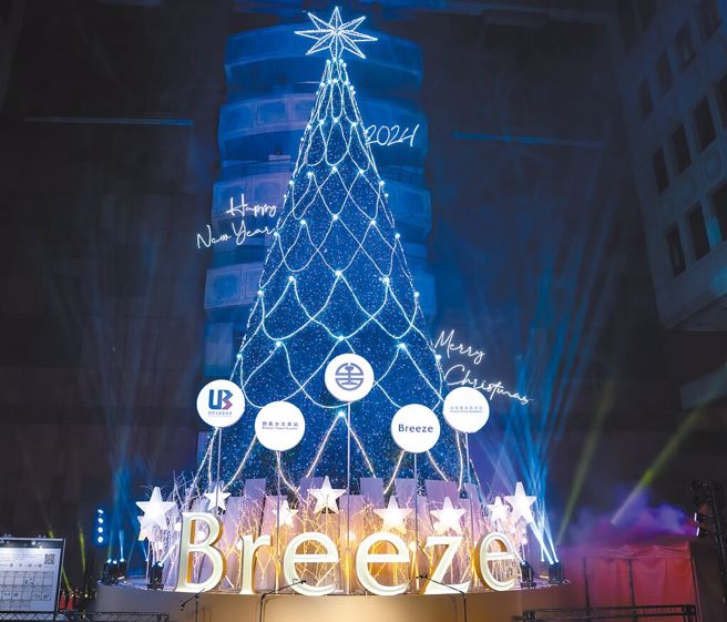微風慈善基金會點亮23米全台室內最高耶誕樹，共逾7萬5000顆耶誕燈泡。（微風提供）