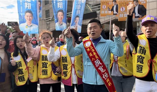 国民党台中二选区立委参选人顏宽恒，由党籍议员陪同抽籤，抽到1号高喊「一马当先」。（林欣仪摄）