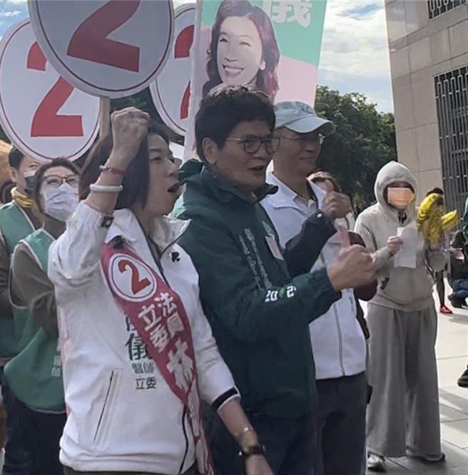 民进党台中二选区立委参选人林静仪上午抽籤，抽中2号高喊「美德双全」。（林欣仪摄）
