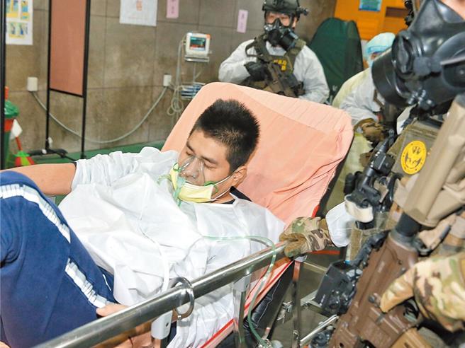 黃嫌逃亡大陸被刑事局押返松山機場，黃嫌落地後癲癇發作，被送醫救治，由警方警戒在戶外篩檢站檢測治療。（本報資料照片）