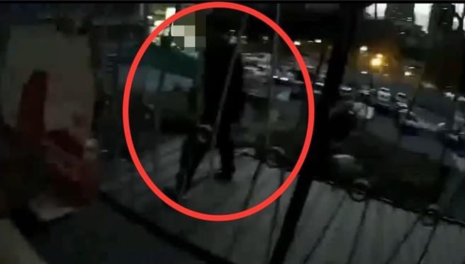 林姓通缉犯爬上3楼遮雨棚，企图躲避警方查缉。（警方提供）