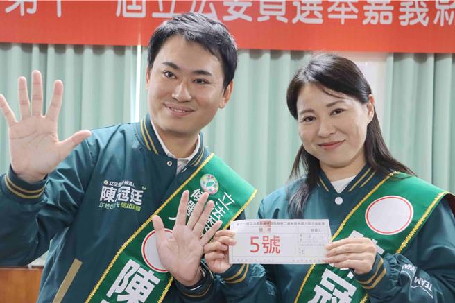 民進黨陳冠廷由太太猿田千里陪同到場，抽中5號。（呂妍庭攝）