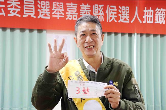 無黨籍林國慶抽中3號，比出OK手勢，對勝選有信心。（呂妍庭攝）