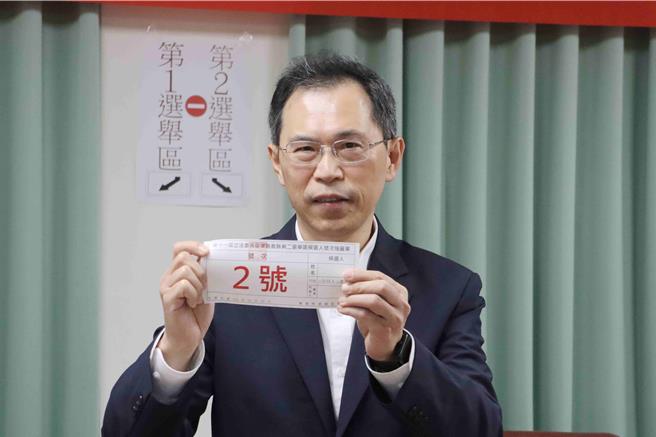 簡銘傑未到場，由縣府祕書長羅木興代抽，抽中2號。（呂妍庭攝）
