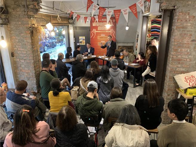 陸委會及策進會19日與台北市港澳商業協會合作舉辦「關懷在台港人座談會」，策進會祕書長盧長水回應與會港人提問。（翻攝自策進會網站）