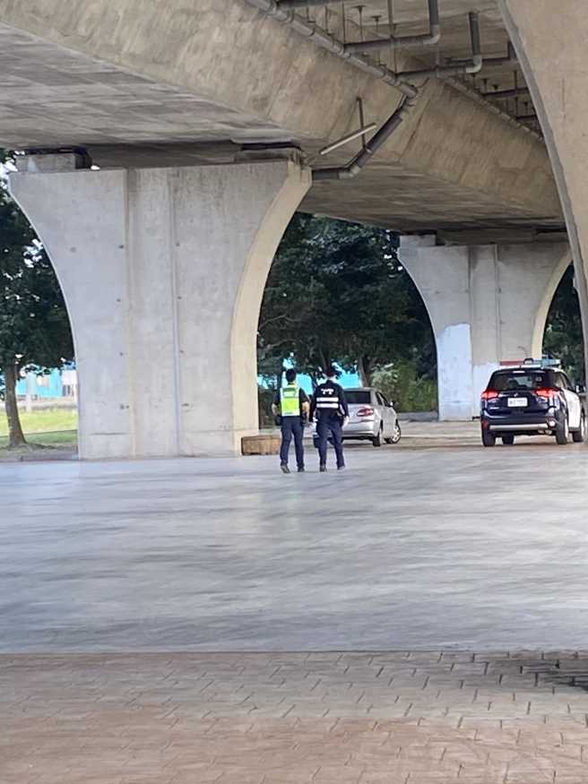 疑似酒駕的男子，最後在橋下的平面廣場都警察攔下。（圖／翻攝自臉書爆料公社）
