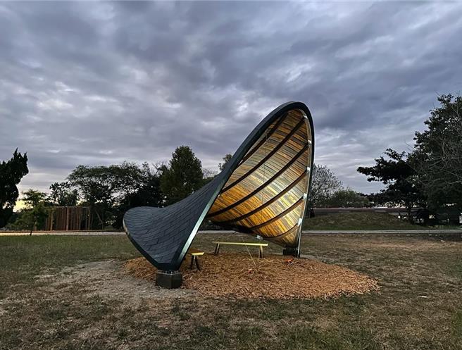 東勢林業文化園區設置1座直徑6公尺、高4公尺，2點落地之懸鏈線木造結構體，名為「弦閣」的新式木構亭，展現國產木材構造優越性及藝術價值，成為打卡新景點。（林業及自然保育署台中分署提供／張妍溱台中傳真）