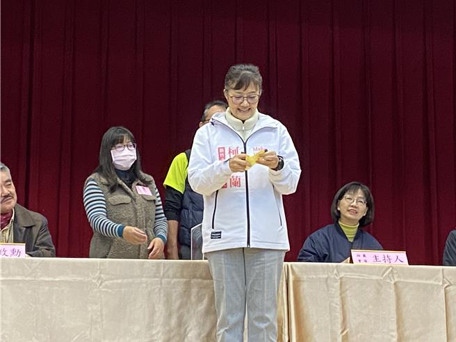 無黨參選的柯美蘭首先抽出3號。（陳育賢攝）