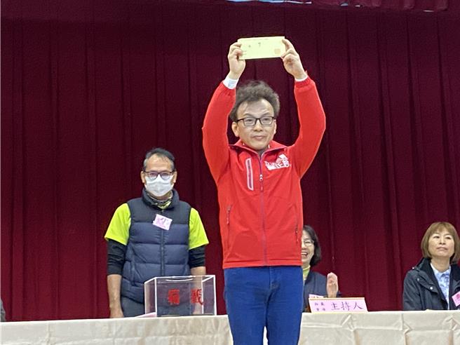 國民黨鄭正鈐第2位抽出7號，他喊出7的諧音「旗」開得勝與「Lucky 7」。（陳育賢攝）