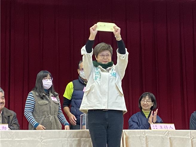 民進黨林志潔抽出5號，她喊出「五告讚」、「五保庇」、「五二○」。（陳育賢攝）