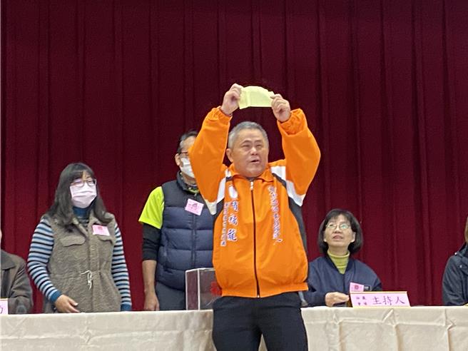 制度救世島趙福龍抽1號，喊「籤王，一定當選」。（陳育賢攝）