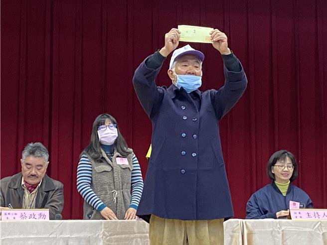 代替司法改革黨楊清華到場抽籤的李驥羣抽出2號，他喊國際兩公約，剛好是楊清華的政見。（陳育賢攝）