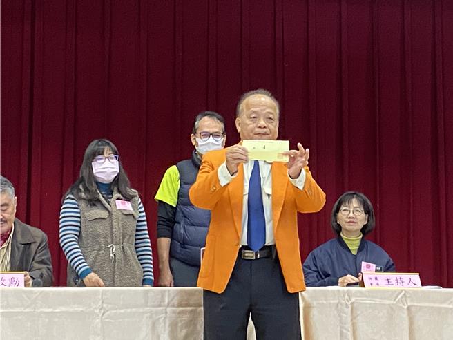 無黨的王榮德抽出最後1支4號籤。（陳育賢攝）