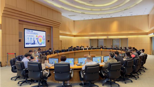 新北市工務局長祝惠美今日在市政會議專案報告，提出「近零建築三部曲」。（呂健豪攝）