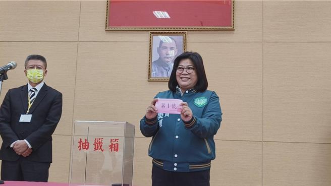 民進黨嘉義市立委王美惠拚連任，抽中1號。（廖素慧攝）