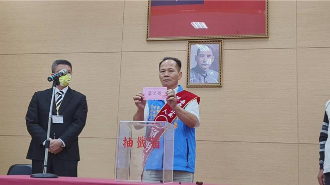 無黨籍簡明廉抽到2號，高呼「勝利」。（廖素慧攝）