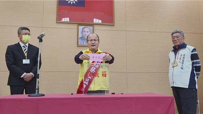 無黨籍蔡松益抽到6號喜喊「六六大順」。（廖素慧攝）