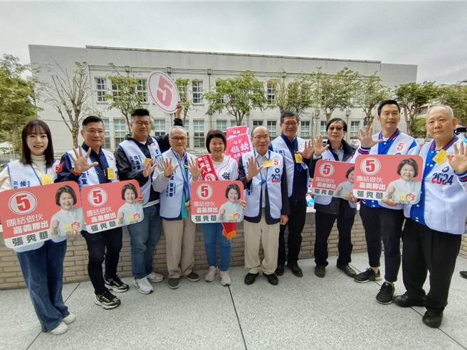 國民黨嘉義市立委候選人張秀華與團隊歡呼「五告讚」。（廖素慧攝）