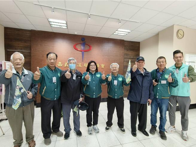 民進黨嘉義市立委王美惠拚連任，與競總團隊士氣昂揚。（廖素慧攝）