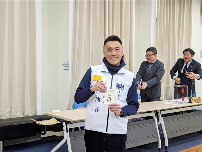 基隆市選委會20日進行立委選舉號次抽籤，國民黨基隆市立委候選人林沛祥抽到5號。（張志康攝）