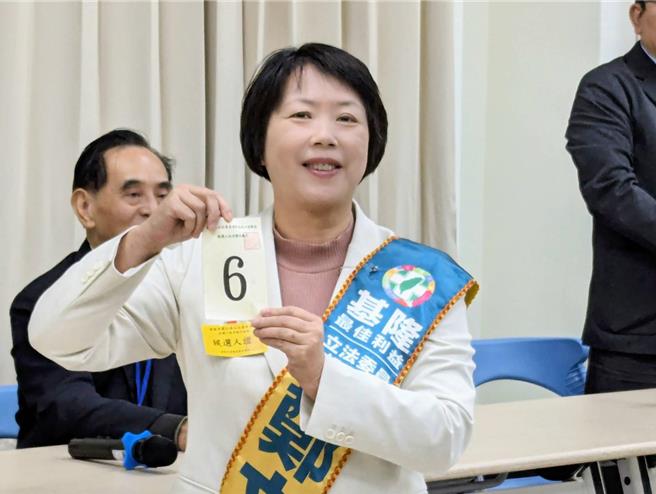 基隆市選委會20日進行立委選舉號次抽籤，民進黨立委候選人鄭文婷率先抽到6號。（張志康攝）