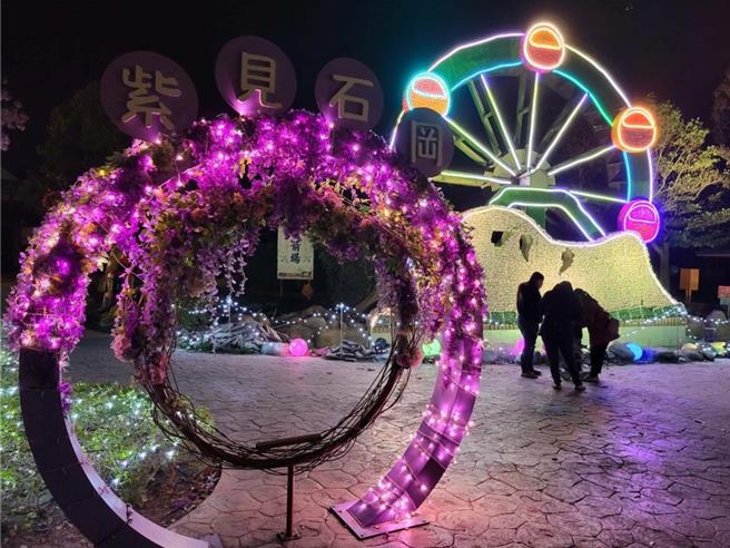 台中市石岡區花樣燈節於12月17日開跑，夢幻指數破表，開展來人潮不斷，展現出石岡山城特色。（東勢警分局提供／張妍溱台中傳真）