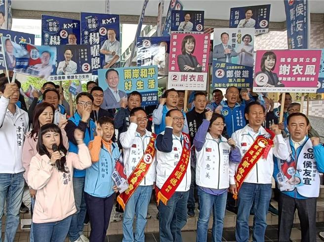 國民黨彰化縣長王惠美（前排右三）帶領阮厚爵（前排左三）、楊曜聰（前排左四）及鄭俊雄（前排右二）高呼勝選口號。（國民黨彰化縣黨部提供／孫英哲彰化傳真）