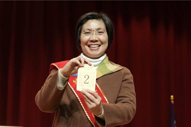 新竹縣選委會立委候選人號次抽籤，一選區國民黨徐欣瑩抽中2號。（羅浚濱攝）