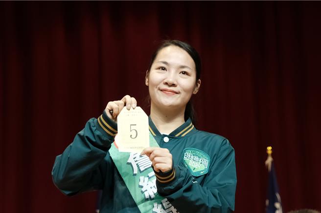 新竹縣選委會立委候選人號次抽籤，一選區民進黨詹紀緹抽中5號。（羅浚濱攝）