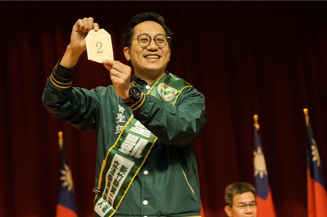 新竹縣選委會立委候選人號次抽籤，二選區民進黨曾聖凱抽中2號。（羅浚濱攝）