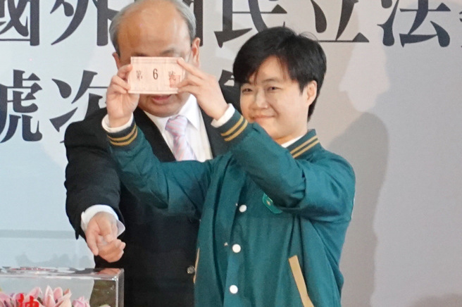 第11屆全國不分區及僑居國外國民立法委員選舉政黨號次抽籤20日在中選會舉行，民進黨副祕書長楊懿珊代表民進黨抽中6號。（姚志平攝）