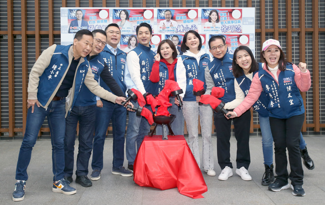 台北市長蔣萬安（左四）20日陪同國民黨台北市立委參選人鍾小平（左一）、羅智強（左二）、張斯綱（左三）、游淑慧（中）、王鴻薇（右四）、賴士葆（右三）、徐巧芯（右二）及李彥秀（右一）前往台北市選委會抽號次，並點燃勝利之火為自己打氣。（范揚光攝）
