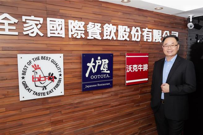 全家餐饮」董事长吴胜福宣布，明年将会有3-5％调薪幅度，另依整体绩效及个人表现状况，年度可领取3-8个月的激励及绩效奖金，也就是表现优异者，今年年薪上看20个月以上。 （图／全家餐饮）