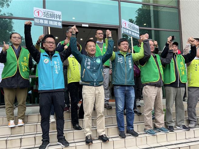 民進黨范綱祥抽1號，則喊第一名，挺專業進國會。(蔡依珍攝)